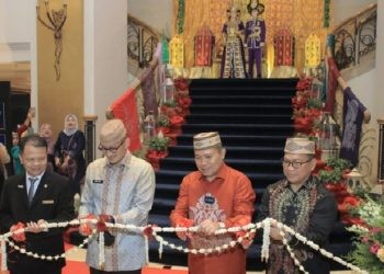 Pengguntingan pita oleh Menteri Pariwisata dan Ekonomi Kreatif (Menparekraf) RI Sandiaga Salahudin Uno didampingi Penjagub Gorontalo Ismail Pakaya pada pembukaan Discover Gorontalo di Hotel Borobudur, Jakarta, Selasa (4/7/2023). (Foto – Anna Dispar)