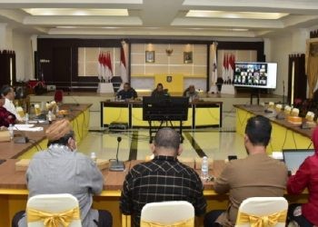 Suasana rapat bersama seluruh Kepala Sekolah SMA SMK sederajat dan pegawai Tata Usaha yang hadir secara virtual bersama Penjagub Ismail Pakaya, di Rujab Gubernur, Sabtu (8/7/2023). Foto – Nova