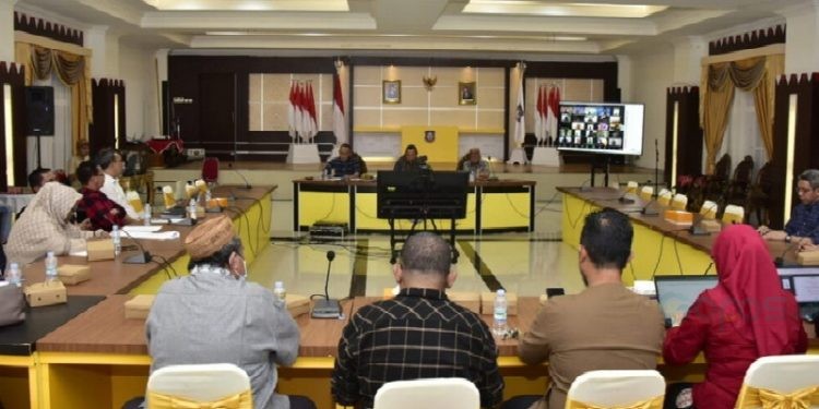 Suasana rapat bersama seluruh Kepala Sekolah SMA SMK sederajat dan pegawai Tata Usaha yang hadir secara virtual bersama Penjagub Ismail Pakaya, di Rujab Gubernur, Sabtu (8/7/2023). Foto – Nova