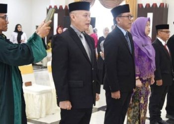 Lima pejabat pimpinan tinggi pratama lingkup Pemerintah Provinsi Gorontalo saat pengambilan sumpah jabatan pada pelantikan di Aula Rujab Gubernur, Rabu (12/7/2023). Pelantikan dilakukan oleh Penjabat Gubernur Gorontalo Ismail Pakaya berdasarkan surat keputusan Gubernur nomor 821.2/JPTP/. (Foto : Haris)