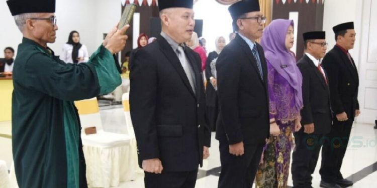 Lima pejabat pimpinan tinggi pratama lingkup Pemerintah Provinsi Gorontalo saat pengambilan sumpah jabatan pada pelantikan di Aula Rujab Gubernur, Rabu (12/7/2023). Pelantikan dilakukan oleh Penjabat Gubernur Gorontalo Ismail Pakaya berdasarkan surat keputusan Gubernur nomor 821.2/JPTP/. (Foto : Haris)