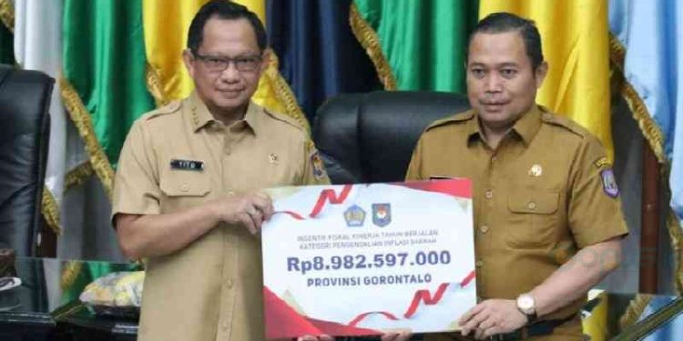 Penjabat Gubernur Gorontalo Ismail Pakaya saat menerima penghargaan bersama dengan Provinsi DKI Jakarta dan Kalimantan Tengah sebagai Provinsi terbaik dalam pengendalian inflasi nasional triwulan I tahun 2023, yang diserahkan Menteri dalam Negeri dan Menteri Keuangan RI, di kantor Kemendagri, Jakarta, Senin (31/7/2023). Foto – Zakir BPG