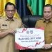 Penjabat Gubernur Gorontalo Ismail Pakaya saat menerima penghargaan bersama dengan Provinsi DKI Jakarta dan Kalimantan Tengah sebagai Provinsi terbaik dalam pengendalian inflasi nasional triwulan I tahun 2023, yang diserahkan Menteri dalam Negeri dan Menteri Keuangan RI, di kantor Kemendagri, Jakarta, Senin (31/7/2023). Foto – Zakir BPG