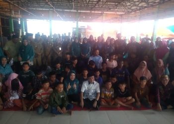 Bupati Gorontalo, Nelson Pomalingo dan Ketua Tim Penggerak PKK Kabupaten Gorontalo Fory Naway bersama anak-anak di Sekolah Pasar, Kamis (13/7/2023).