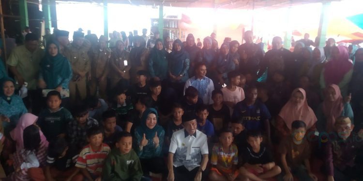 Bupati Gorontalo, Nelson Pomalingo dan Ketua Tim Penggerak PKK Kabupaten Gorontalo Fory Naway bersama anak-anak di Sekolah Pasar, Kamis (13/7/2023).