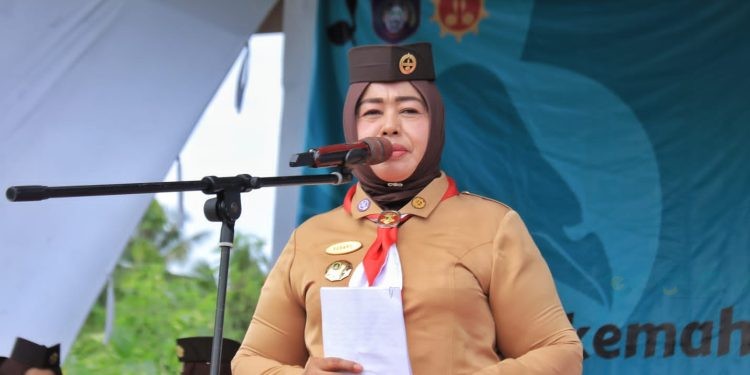 Wakil Bupati Pohuwato, Suharsi Igirisa memberikan sambutan pada apel Korpri Kabupaten Pohuwato di Bumi Perkemahan Saka Bakti Husada, di Desa Buntulia Barat, Kecamatan Duhiadaa, Pohuwato, Senin 17/07/2023. (F Humas Pohuwato)