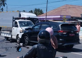 Sebuah mobnas milik Dinas Sosial Provinsi Gorontalo bertabrakan dengan sebuah pikap di Jl. Jhon A Katili (eks Andalas) Kota Gorontalo, Sabtu (29/7/2023).(istimewa)