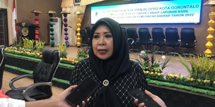 Anggota DPRD Kota Gorontalo Tien Mobiliu.(f Rama/gopos)