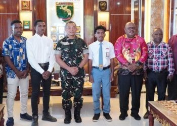 Tiga siswa sekolah menengah atas di provinsi Papua menerima penghargaan beasiswa Universitas Prasetiya Mulya setelah mengalahkan 37 pelamar lainnya yang mengikuti proses seleksi baru-baru ini yang diadakan di Kota Jayapura. (ANTARA/HO-Humas Pemkot Jayapura)