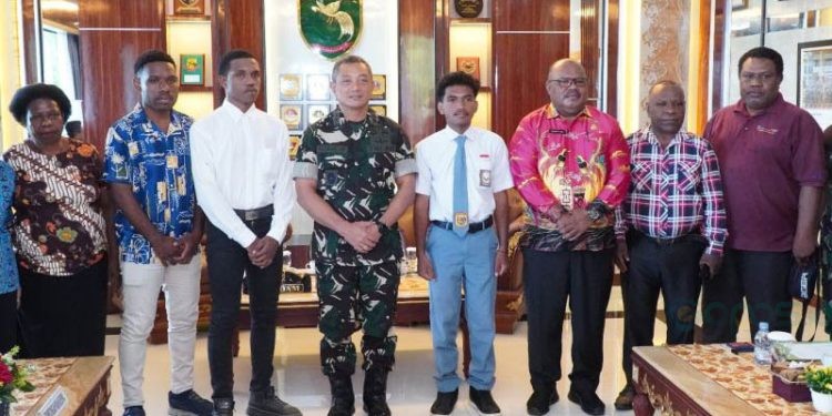 Tiga siswa sekolah menengah atas di provinsi Papua menerima penghargaan beasiswa Universitas Prasetiya Mulya setelah mengalahkan 37 pelamar lainnya yang mengikuti proses seleksi baru-baru ini yang diadakan di Kota Jayapura. (ANTARA/HO-Humas Pemkot Jayapura)