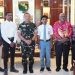 Tiga siswa sekolah menengah atas di provinsi Papua menerima penghargaan beasiswa Universitas Prasetiya Mulya setelah mengalahkan 37 pelamar lainnya yang mengikuti proses seleksi baru-baru ini yang diadakan di Kota Jayapura. (ANTARA/HO-Humas Pemkot Jayapura)