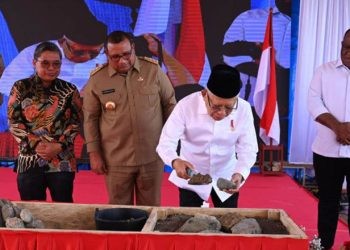 Wakil Presiden Ma'ruf Amin melakukan peletakan batu pertama pembangunan Pusat Kantor Pemerintah Provinsi Papua Barat Daya pada 17 Juli 2023. (ANTARA/Yuvensius Lasa Banafanu)