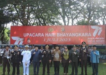 Kapolres Bone Bolango, AKBP Muhammad Alli didampingi Bupati Hamim Pou dan Wabup Merlan S. Uloli serta Forkopimda saat foto bersama pada HUT Bhayangkara ke-77, Sabtu (1/7/2023). (Foto Istimewa)