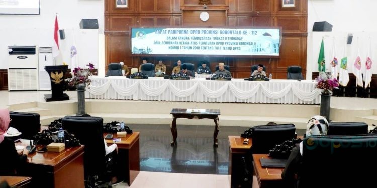 Rapat paripurna DPRD Provinsi Gorontalo dalam rangka usulan perubahan aturan DPRD Provinsi Gorontalo Nomor 1 Tahun 2018 tentang tata tertib, Senin (3/7/2023) (dok. hms)