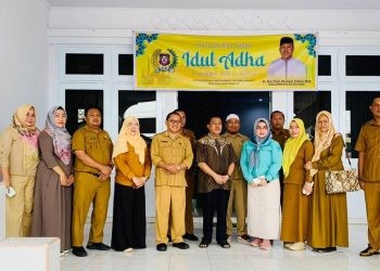 Ketua DPRD Provinsi Gorontalo Paris Jusuf bersama jajaran Sekretariat Dewan pada pertemuan dalam rangka silaturahmi momentum iduladha 1444 Hijriyah, Selasa (4/7/2023) (engki/hms)