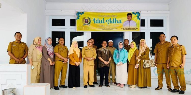 Ketua DPRD Provinsi Gorontalo Paris Jusuf bersama jajaran Sekretariat Dewan pada pertemuan dalam rangka silaturahmi momentum iduladha 1444 Hijriyah, Selasa (4/7/2023) (engki/hms)