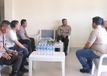 Wakapolda Gorontalo Brigjen Pol. Drs Pudji P. Hadi yang melaksanakan peninjauan langsung ke Polres Gorontalo Utara, Rabu (05/07), terkait penangkapan salah satu oknum anggota DPRD Provinsi berinisial AR yang terlibat kasus perjudian sabung ayam beberapa waktu lalu.