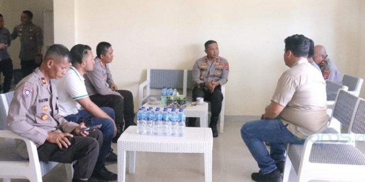 Wakapolda Gorontalo Brigjen Pol. Drs Pudji P. Hadi yang melaksanakan peninjauan langsung ke Polres Gorontalo Utara, Rabu (05/07), terkait penangkapan salah satu oknum anggota DPRD Provinsi berinisial AR yang terlibat kasus perjudian sabung ayam beberapa waktu lalu.