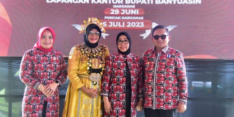 Walikota Gorontalo, Marten Taha turut memberikan apresiasi bagi penyuluh dan kader KB yang telah menyumbangkan prestasi bagi Kota Gorontalo.