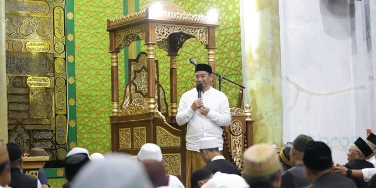 Bacaleg DPR RI Partai NasDem Dapil Sulut, Hamim Pou saat menyapa warga Kecamatan Langowan, Kabupaten Minahasa, Kamis (6/7/2023). (Foto Adit)