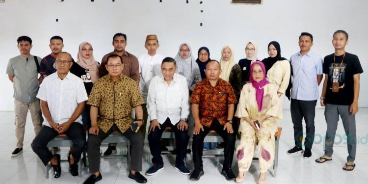 Jajaran Komisi I Deprov Gorontalo bersama PPK dan Panwas Kecamatan Bulango Selatan, Kabupaten Bone Bolango, Ahad (9/7/2023). (engki/hms)