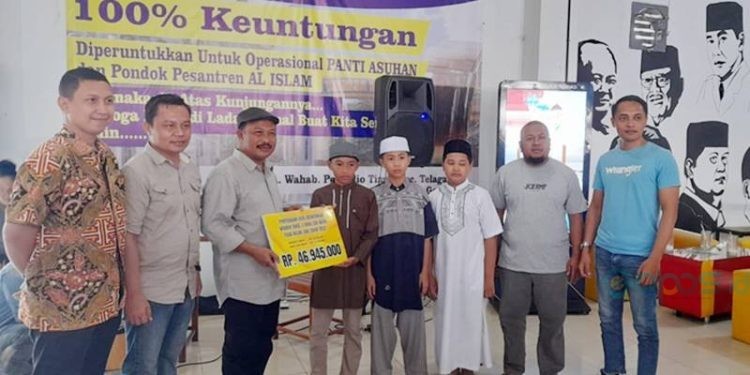 Penyerahan keuntungan dari Warkop dan Carwash Amal oleh PJ Bupati boalemo Sherman Moridu kepada anak-anak panti asuhan dan pondok pesantren Al Islam, Ahad (9/8/2023) (istimewa)