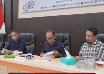 Anggota KPU Provinsi Gorontalo melakukan verifikasi terhadap administrasi perbaikan bakal calon, Ahad (9/7/2023) (dok. kpu)