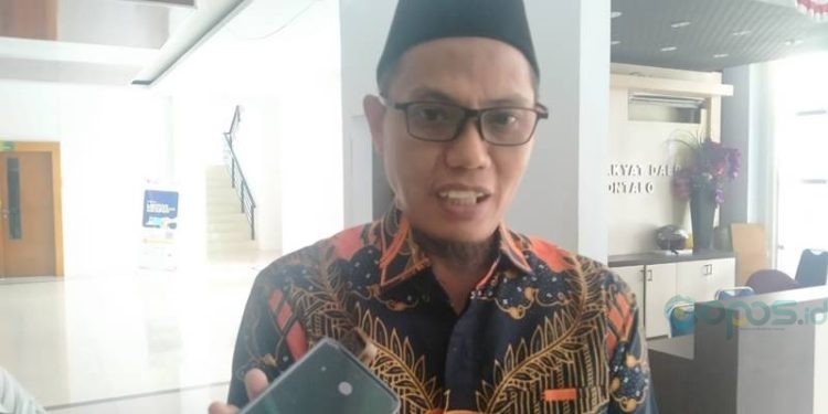 Anggota Komisi IV Deprov Gorontalo, Adnan Entengo saat diwawancarai awak media, Senin (10/7/2023) (muhajir/gopos)