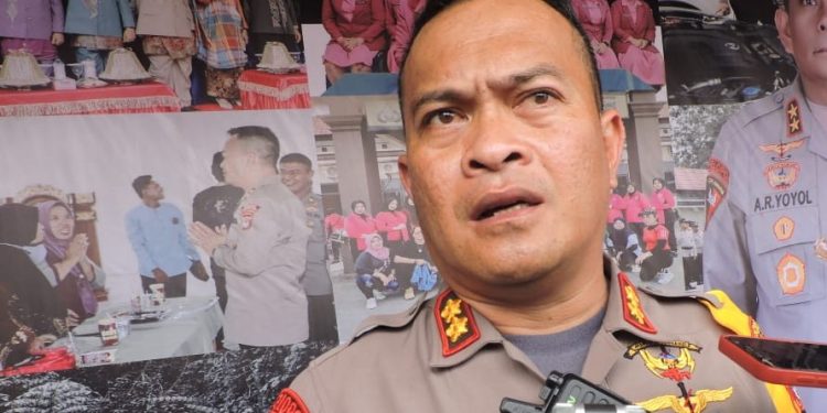 Kapolres Bone Bolango, AKBP Muhammad Alli saat diwawancarai awak media usai menerima kunjungan Kapolda Gorontalo, Irjen Pol Angesta Romano Yoyol di Mapolres Bone Bolango, Rabu (12/7/2023). (Foto Istimewa)