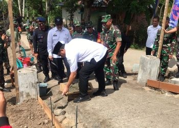 Bupati Hamim Pou saat peletakan batu pertama pembangunan jalan rabat beton program TMMD ke-117 di Desa Kemiri, Kecamatan Bonepantai, Rabu (12/7/2023). (Foto Istimewa)