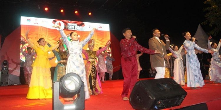 Tarian, iringan musik dan lagu sampai dengan aksi bagi-bagi hadiah oleh Wali Kota Gorontalo untuk masyarakat Kota Makassar dan masyarakat rantau asal Gorontalo di Kota Makassar, mewarnai pentas seni budaya APEKSI XVI