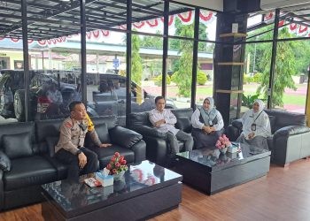 Kapolres Bone Bolango, AKBP Muhammad Alli saat menerima kunjungan Komisioner KPU Bone Bolango di Ruang Lobby Tataq Trawang Tungga, Senin (17/7/2023). (Foto Humas Polres Bone Bolango)