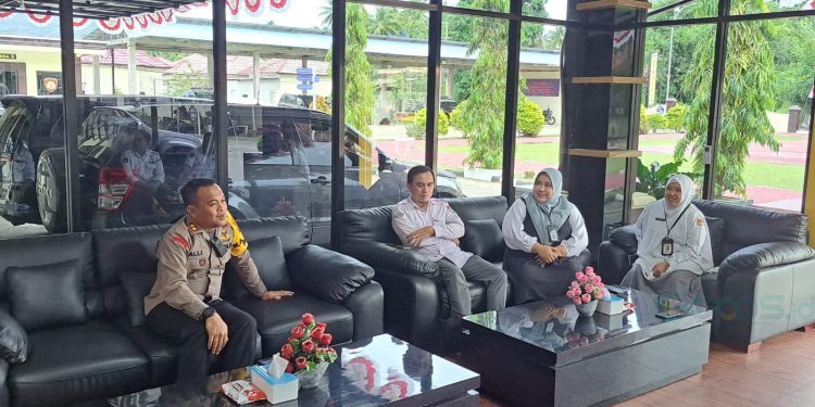 Kapolres Bone Bolango, AKBP Muhammad Alli saat menerima kunjungan Komisioner KPU Bone Bolango di Ruang Lobby Tataq Trawang Tungga, Senin (17/7/2023). (Foto Humas Polres Bone Bolango)
