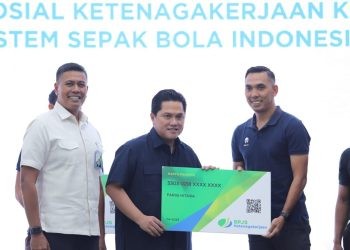Penyerahan kartu peserta BPJS Ketenagakerjaan untuk atlet oleh Ketua Umum PSSI, Erick Tohir. (Foto Istimewa)