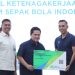 Penyerahan kartu peserta BPJS Ketenagakerjaan untuk atlet oleh Ketua Umum PSSI, Erick Tohir. (Foto Istimewa)