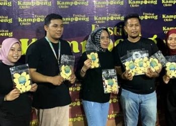 Mahasiswa KKN MBKM UNG dan TP PKK Desa Olele memperkenalkan olahan pangan ikann (istimewa)