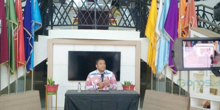 Rektor UNG, Eduart Wolok memberikan keterangan pers terkait hasil penerimaan mahasiswa baru di UNG, Senin (24/7/2023) (muhajir/gopos)