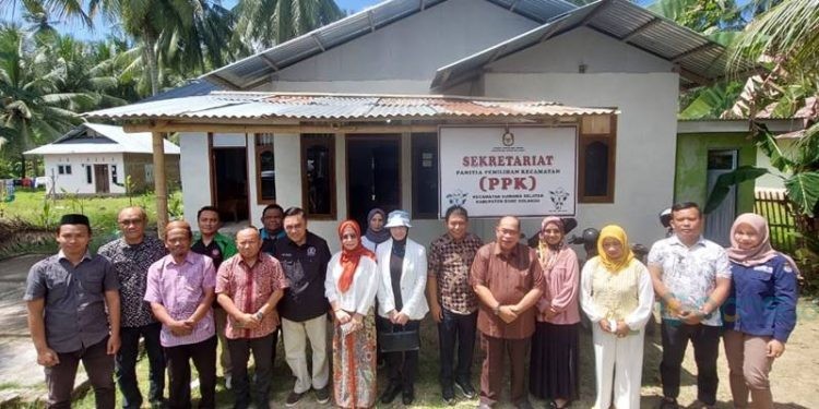 Komisi I Deprov Gorontalo saat meninjau tahapan pemilu 2024 di Kantor PPK Kecamatan Suwawa Selatan, Rabu (26/7/2023) (istimewa)