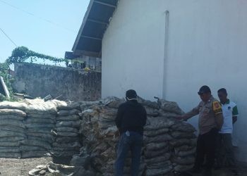 Personil Polsek Tapa saat melakukan pendataan, monitoring dan pemantauan di Gudang penyimpanan batu hitam di Kecamatan Tapa.