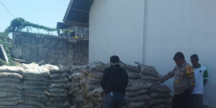 Personil Polsek Tapa saat melakukan pendataan, monitoring dan pemantauan di Gudang penyimpanan batu hitam di Kecamatan Tapa.