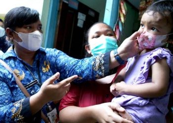 Petugas medis dari puskesmas memberikan penyuluhan tentang hepatitis di Jakarta pada 13 Mei 2022. (ANTARA FOTO/Rivan Awal Lingga/pras)