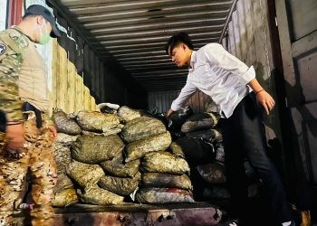 Peti kemas berisi batu hitam saat diamankan Polresta Gorontalo Kota.(f humaspolresta)