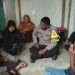Bhabinkamtibmas Briptu Irhan Hamzah saat mendampingi keluarga korban percobaan bunuh diri, Senin (25/7/2023). (istimewa)