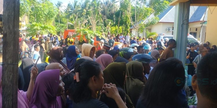 Suasana kediaman korban bunuh diri di Gorontalo, Selasa (25/7/2023). (f. Yusuf/gopos)