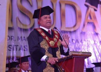 Rektor UNG, Eduart Wolok memberikan sambutan pada sidang terbuka wisuda UNG, Sabtu (1/7/2023) (dok. ung)