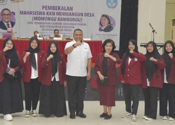 Rektor UNG, Eduart Wolok berpose bersama mahasiswa KKN Kebangsaan (dok. UNG)