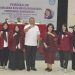 Rektor UNG, Eduart Wolok berpose bersama mahasiswa KKN Kebangsaan (dok. UNG)