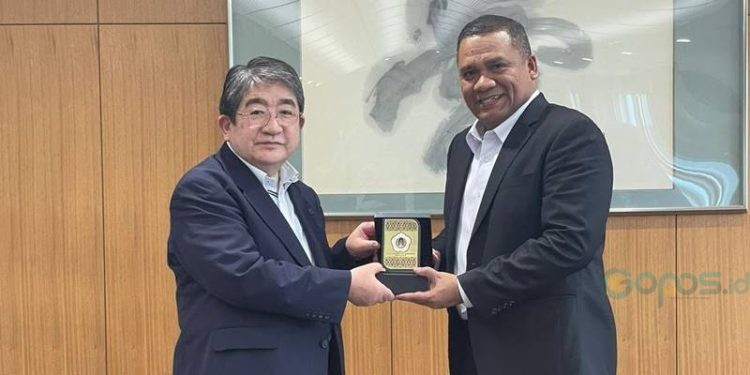 Pertemuan pembahasan kerja sama antara Rektor UNG Eduart Wolok dan Presiden Ehime University Nishina Hiroshige tentang pengembangan kawasan teluk tomini (dok. ung)