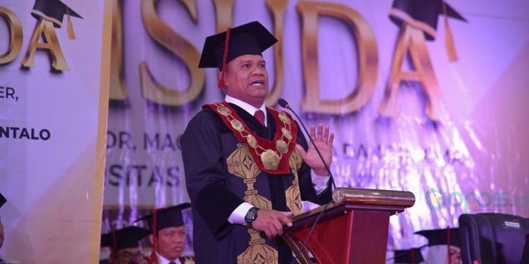 Rektor UNG, Eduart Wolok memberikan sambutan pada sidang terbuka wisuda UNG, Sabtu (1/7/2023) (dok. ung)