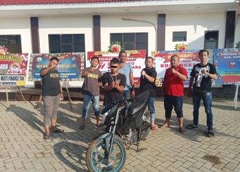 Tersangka curanmor berinisial MRB bersama barang bukti yang diringkus jajaran Polres Gorut.(f.isno/gopos)